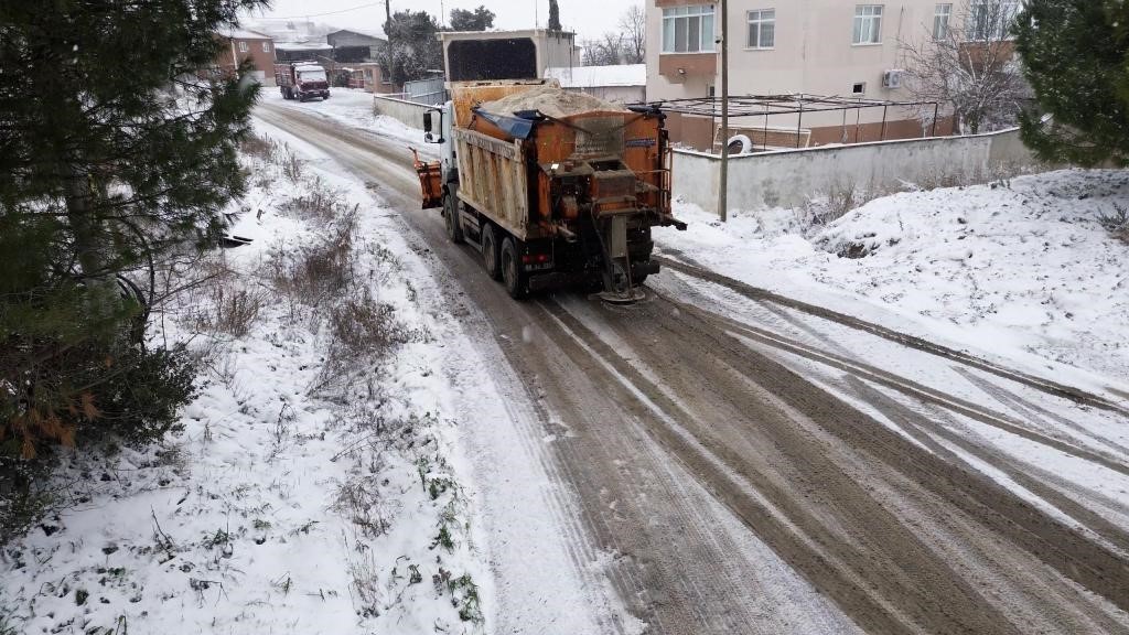 Tekirdağ Büyükşehir ekiplerinden kar mesaisi
