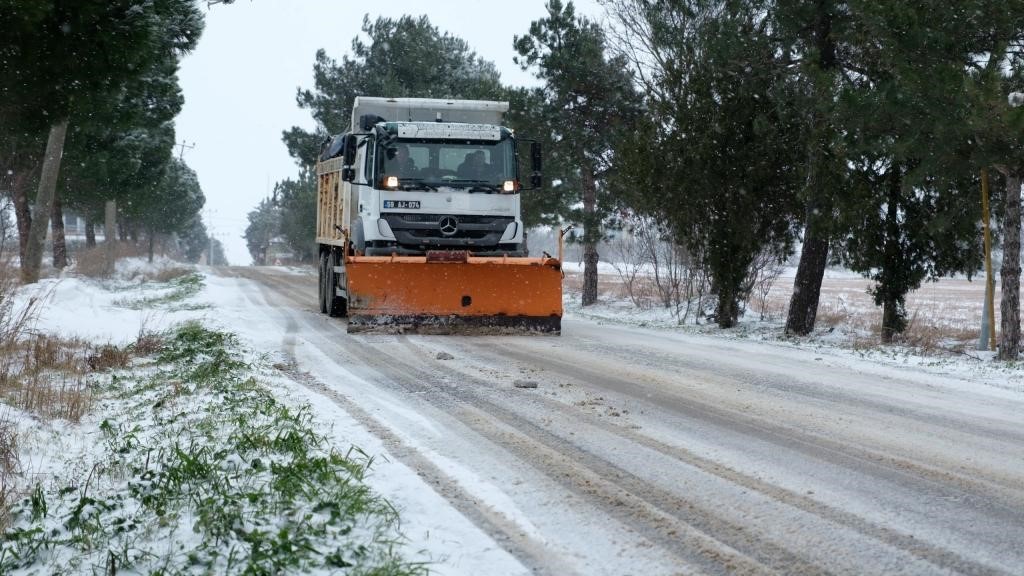 Tekirdağ Büyükşehir ekiplerinden kar mesaisi
