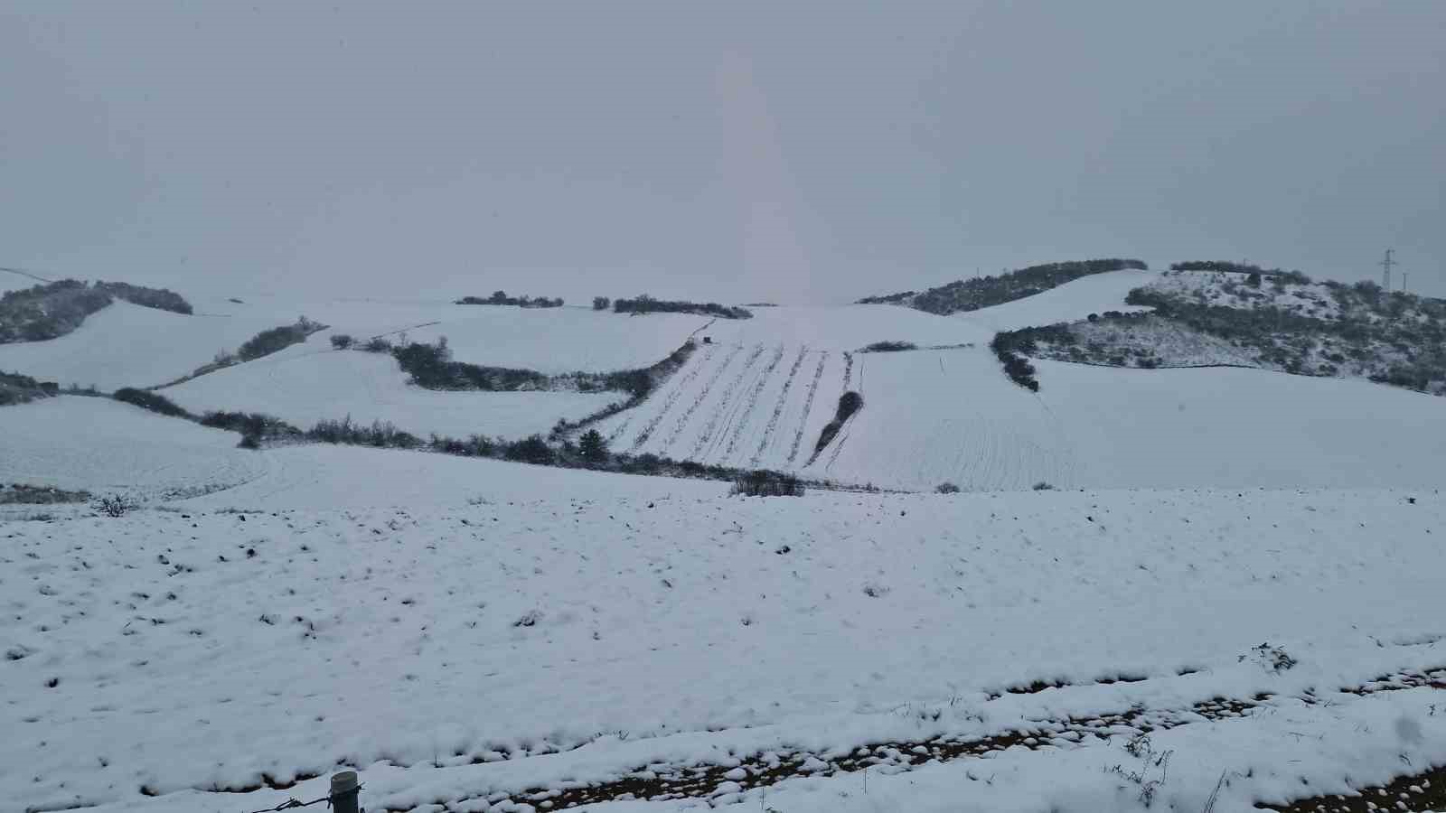 Tekirdağ’ın yüksek kesimleri yağan karla beyaza büründü

