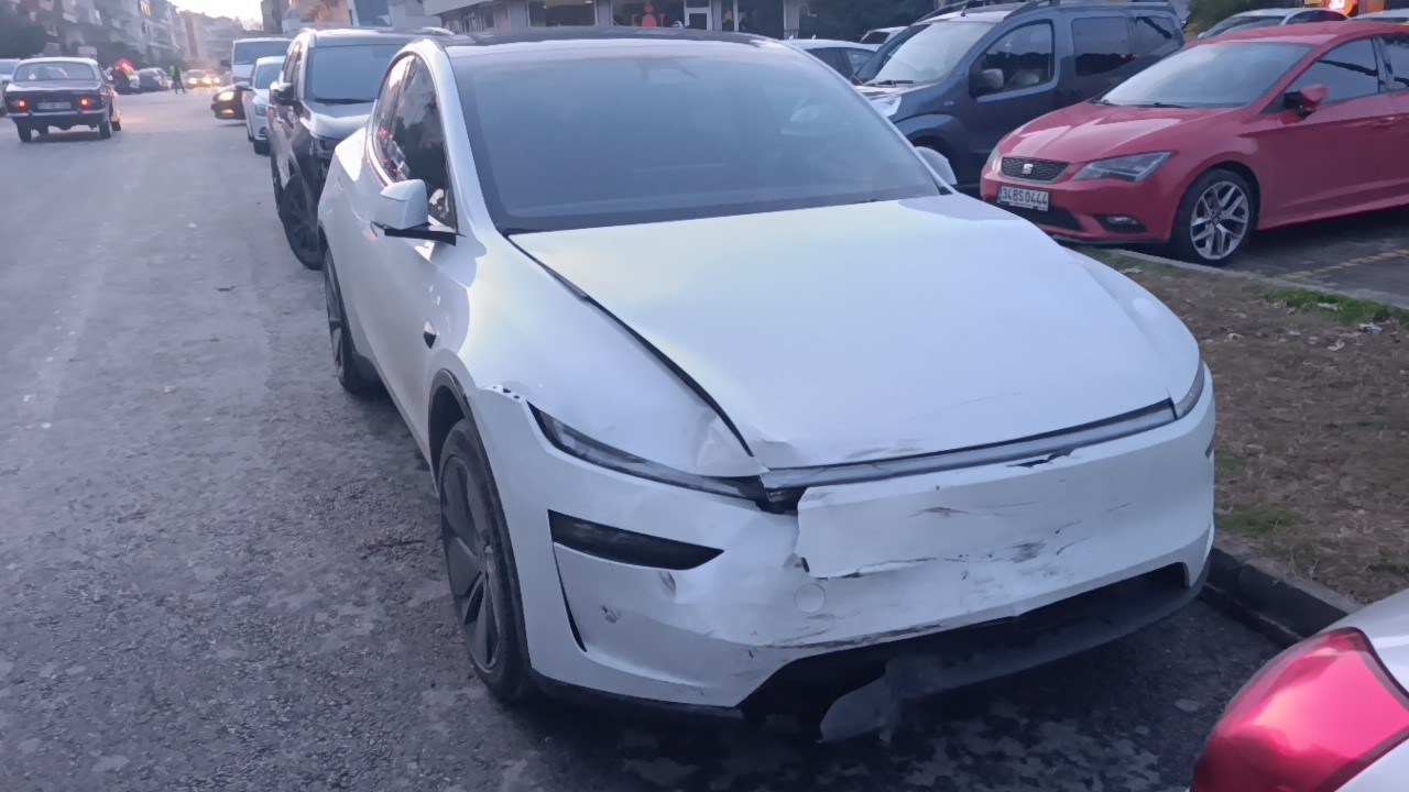 Tesla ile çarpışan motosikletteki 2 kişi metrelerce savruldu
Tesla ile çarpışan motosikletteki 2 kişi metrelerce savruldu