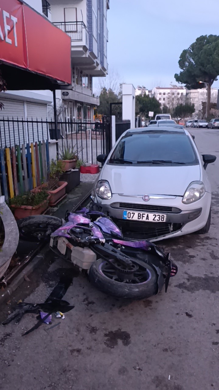 Tesla ile çarpışan motosikletteki 2 kişi metrelerce savruldu
Tesla ile çarpışan motosikletteki 2 kişi metrelerce savruldu