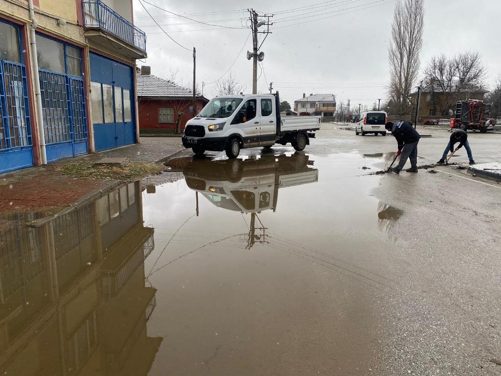 Tıkalı yağmur suyu giderleri açılıyor
Tıkalı yağmur suyu giderleri açılıyor