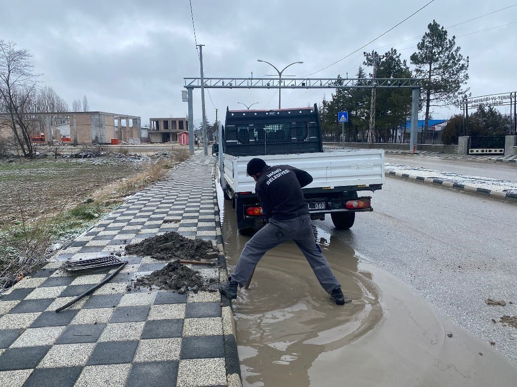 Tıkalı yağmur suyu giderleri açılıyor
Tıkalı yağmur suyu giderleri açılıyor