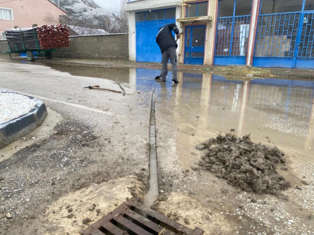 Tıkalı yağmur suyu giderleri açılıyor
Tıkalı yağmur suyu giderleri açılıyor