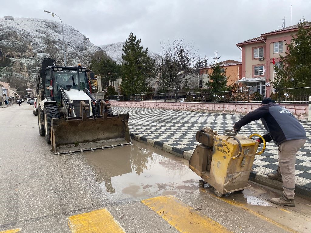 Tıkalı yağmur suyu giderleri açılıyor
Tıkalı yağmur suyu giderleri açılıyor