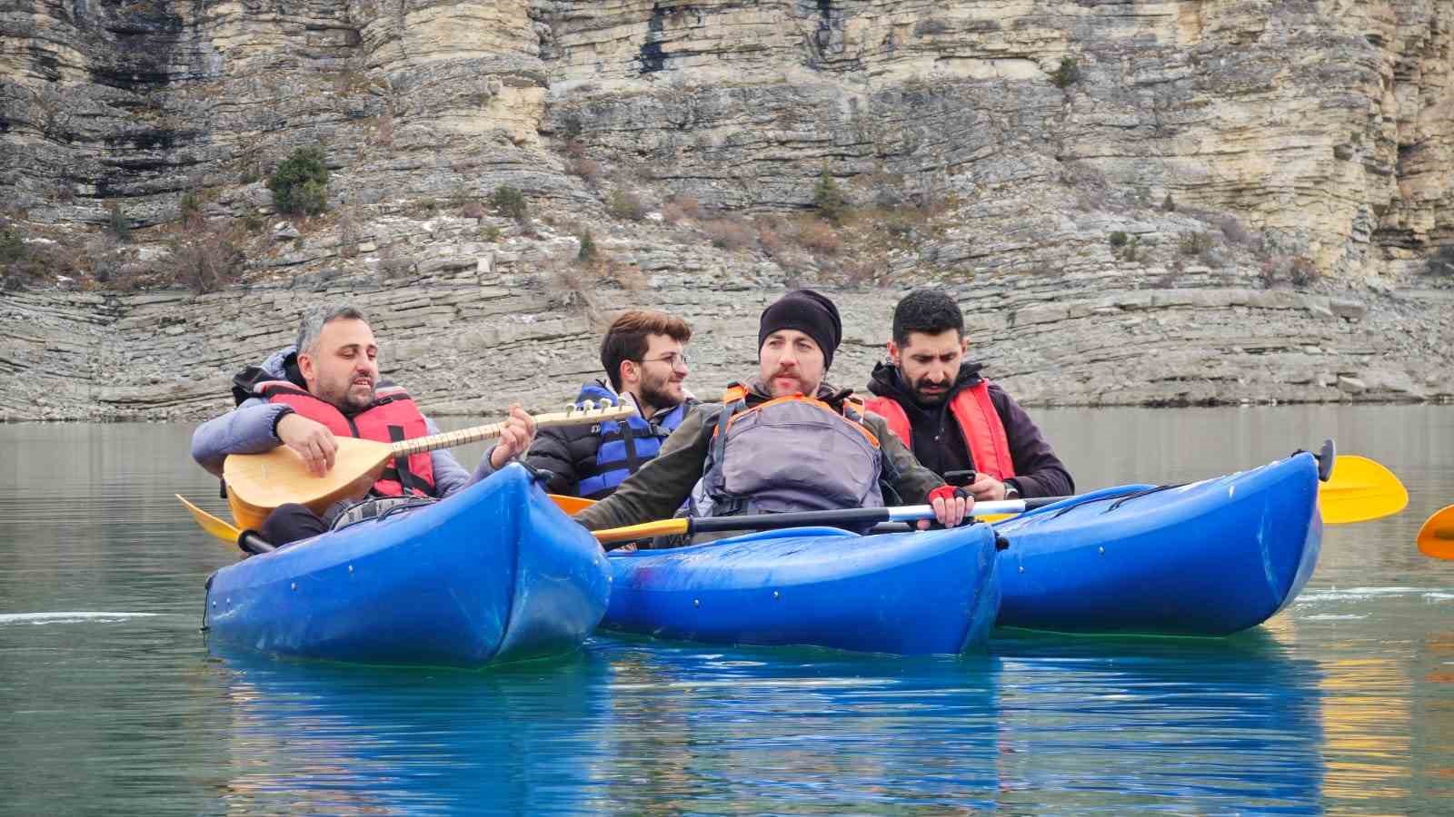 Tortum Gölü’nde kano üzerinde sazlı sözlü eğlence
