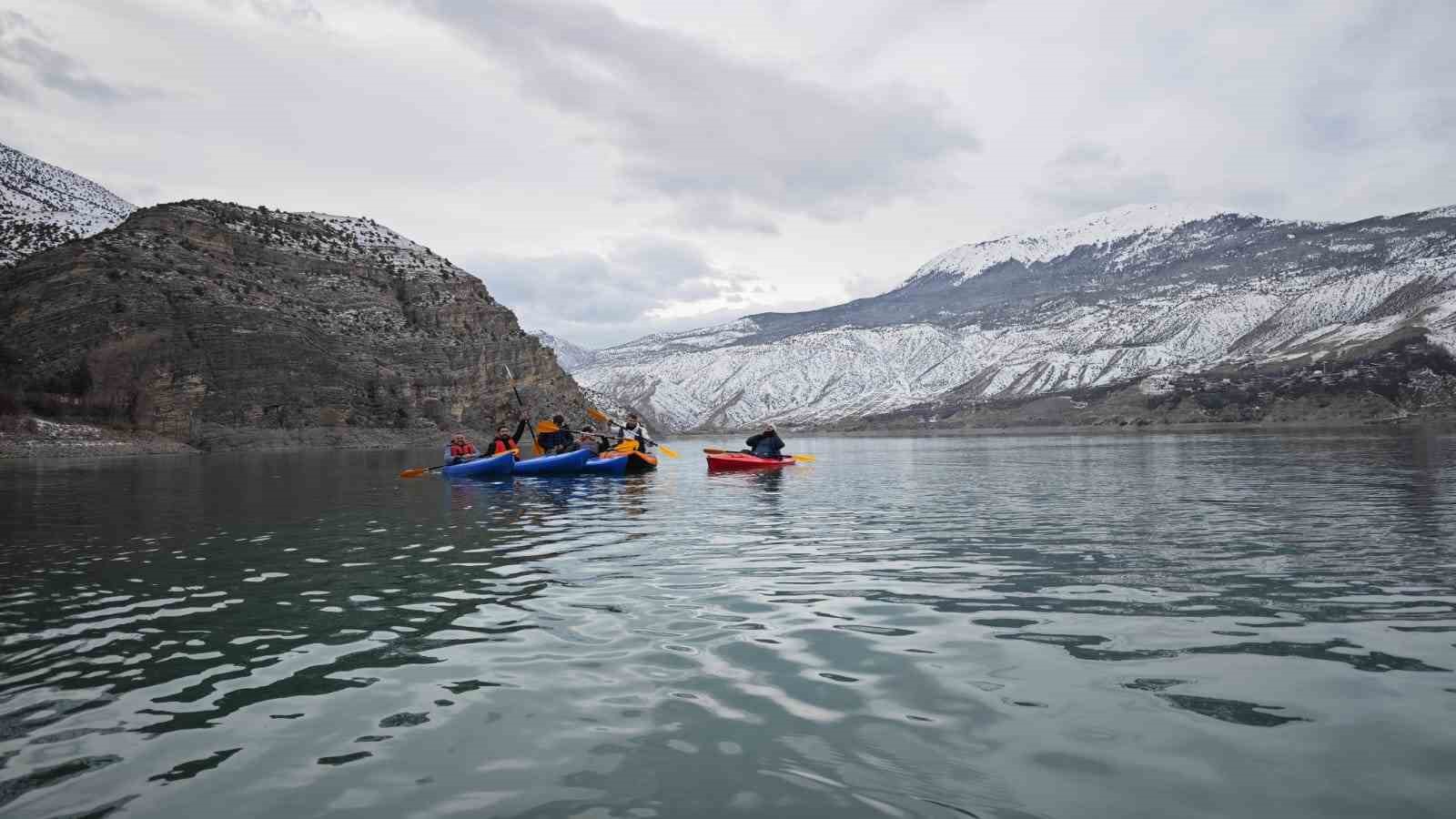 Tortum Gölü’nde kano üzerinde sazlı sözlü eğlence
