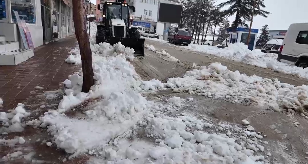 Tufanbeyli’de 40 santimetreyi bulan kar yağışı hayatı olumsuz etkiledi
Tufanbeyli’de 40 santimetreyi bulan kar yağışı hayatı olumsuz etkiledi