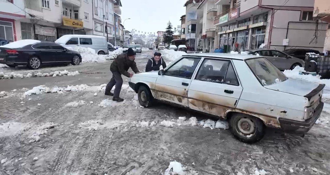 Tufanbeyli’de 40 santimetreyi bulan kar yağışı hayatı olumsuz etkiledi
Tufanbeyli’de 40 santimetreyi bulan kar yağışı hayatı olumsuz etkiledi