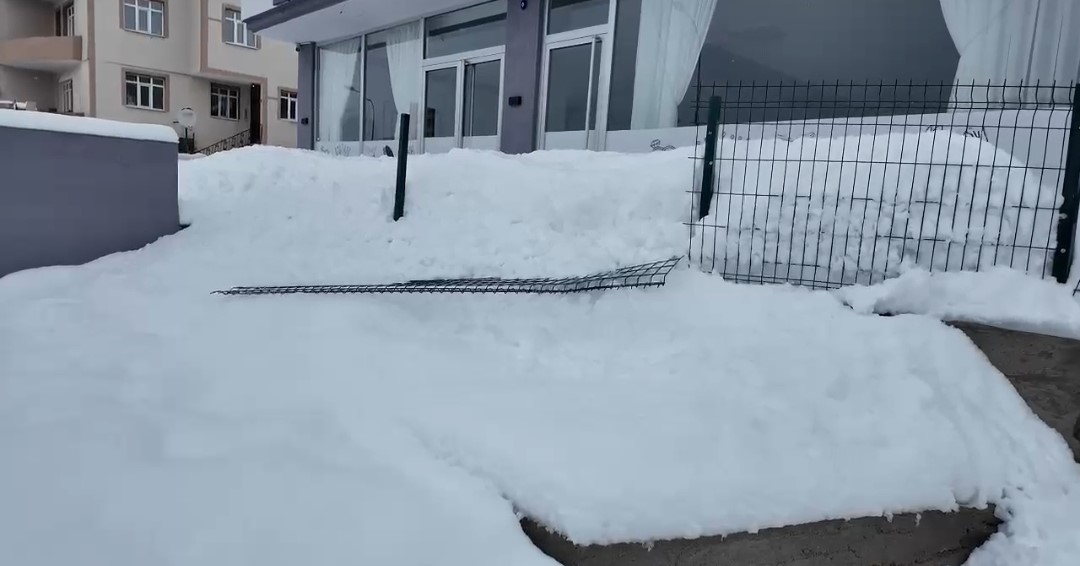 Tufanbeyli’de 40 santimetreyi bulan kar yağışı hayatı olumsuz etkiledi
Tufanbeyli’de 40 santimetreyi bulan kar yağışı hayatı olumsuz etkiledi