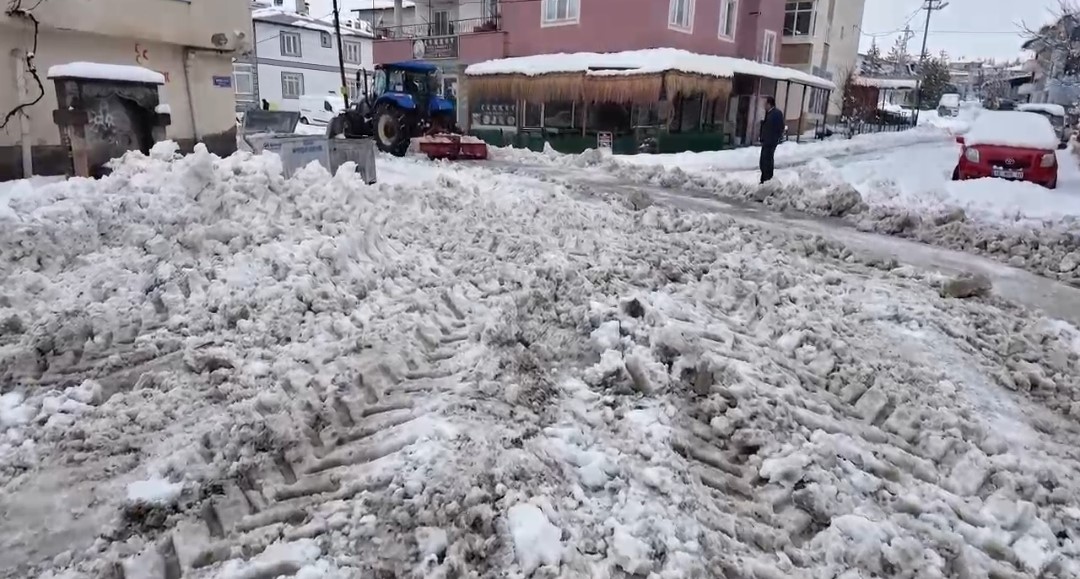 Tufanbeyli’de 40 santimetreyi bulan kar yağışı hayatı olumsuz etkiledi
Tufanbeyli’de 40 santimetreyi bulan kar yağışı hayatı olumsuz etkiledi