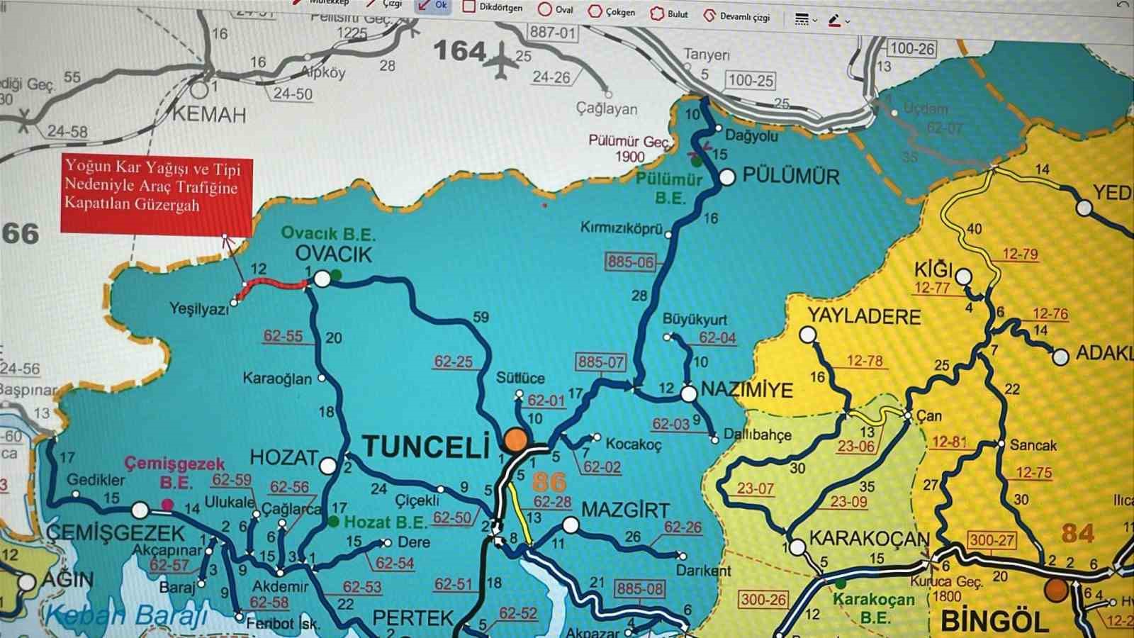 Tunceli’de yoğun kar yağışı nedeniyle birçok il yolu ulaşıma kapatıldı
Tunceli’de yoğun kar yağışı nedeniyle birçok il yolu ulaşıma kapatıldı