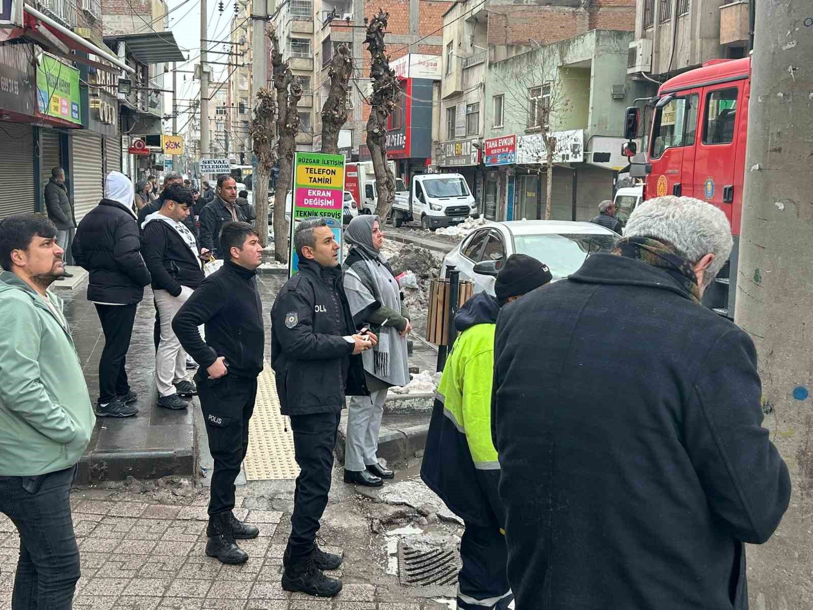 Türkiye’de bir ilkti: Diyarbakır’daki güvercin otelinde çıkan yangında 100’den fazla kuş telef oldu
Türkiye’de bir ilkti: Diyarbakır’daki güvercin otelinde çıkan yangında 100’den fazla kuş telef oldu