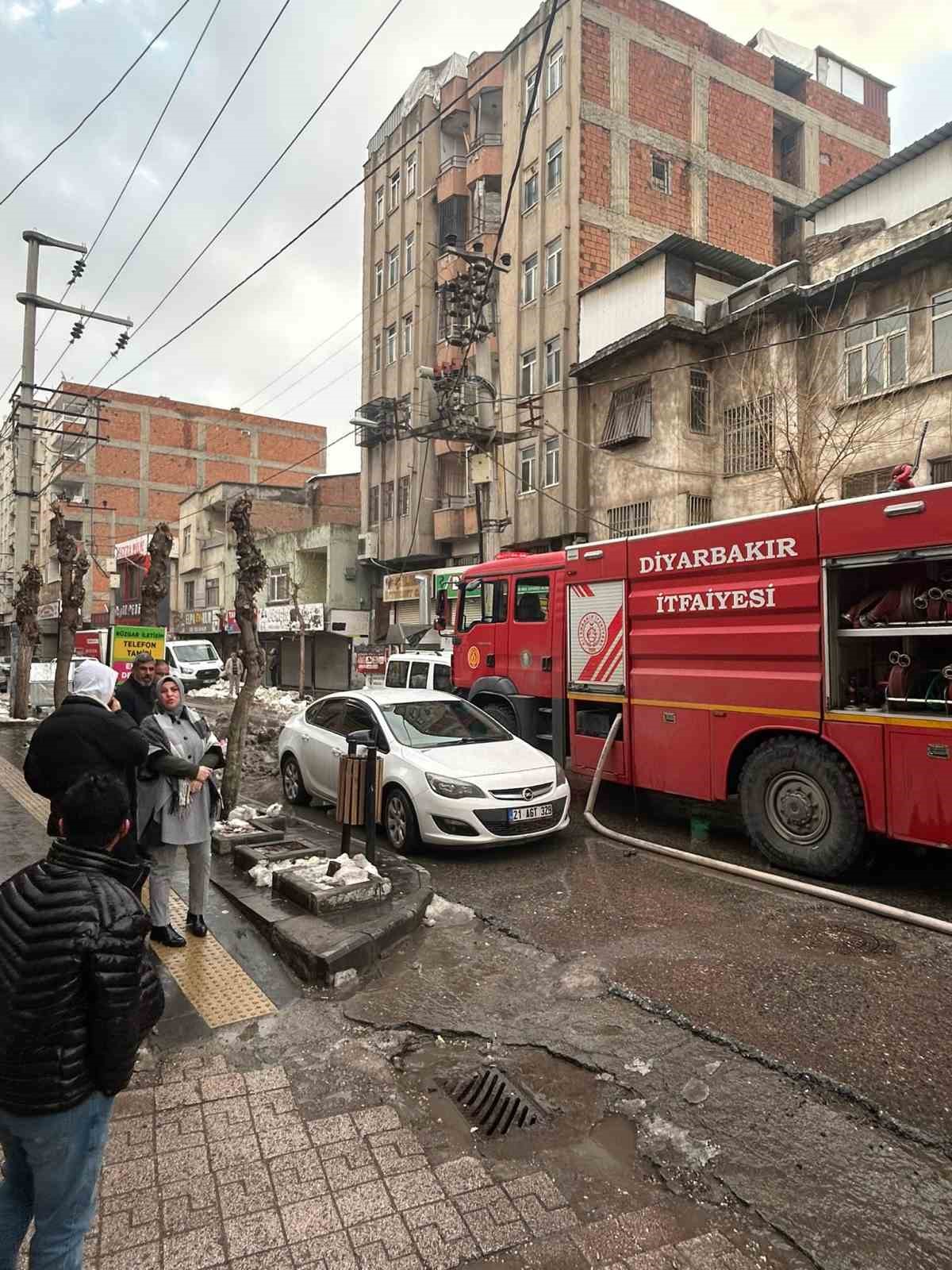 Türkiye’de bir ilkti: Diyarbakır’daki güvercin otelinde çıkan yangında 100’den fazla kuş telef oldu
Türkiye’de bir ilkti: Diyarbakır’daki güvercin otelinde çıkan yangında 100’den fazla kuş telef oldu