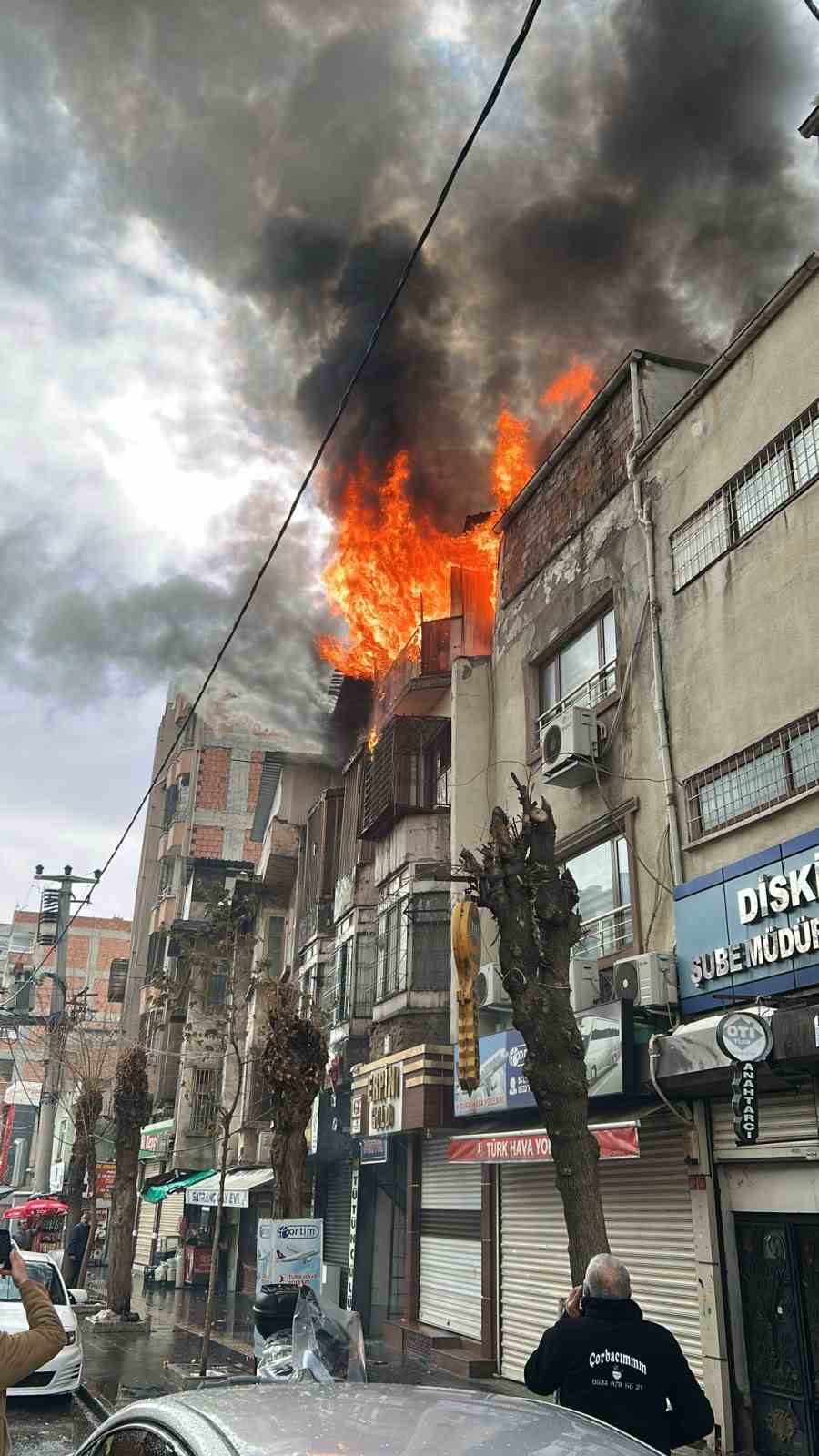 Türkiye’de bir ilkti: Diyarbakır’daki güvercin otelinde çıkan yangında 100’den fazla kuş telef oldu
Türkiye’de bir ilkti: Diyarbakır’daki güvercin otelinde çıkan yangında 100’den fazla kuş telef oldu