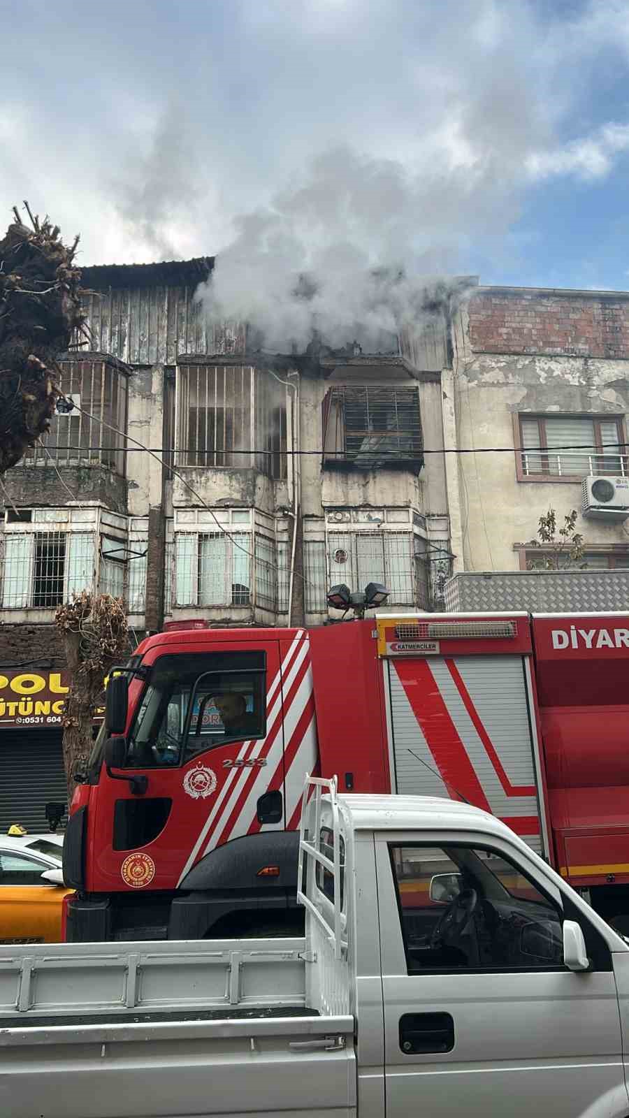 Türkiye’de bir ilkti: Diyarbakır’daki güvercin otelinde çıkan yangında 100’den fazla kuş telef oldu
Türkiye’de bir ilkti: Diyarbakır’daki güvercin otelinde çıkan yangında 100’den fazla kuş telef oldu