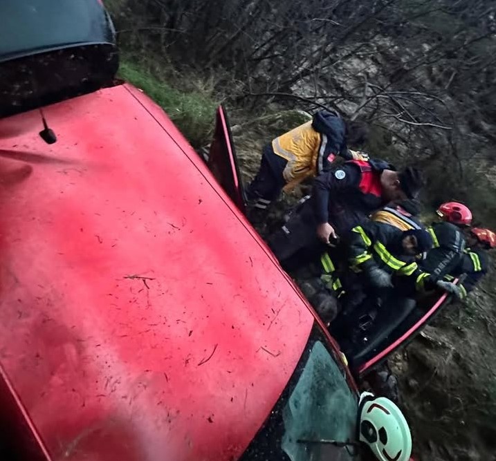 Uçuruma yuvarlanan araçta bulunan 2’si çocuk 5 kişi yaralandı
Uçuruma yuvarlanan araçta bulunan 2’si çocuk 5 kişi yaralandı