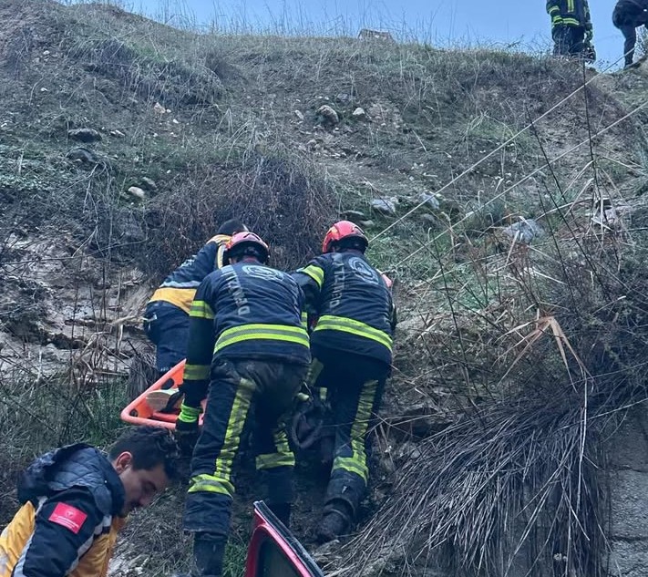 Uçuruma yuvarlanan araçta bulunan 2’si çocuk 5 kişi yaralandı
Uçuruma yuvarlanan araçta bulunan 2’si çocuk 5 kişi yaralandı