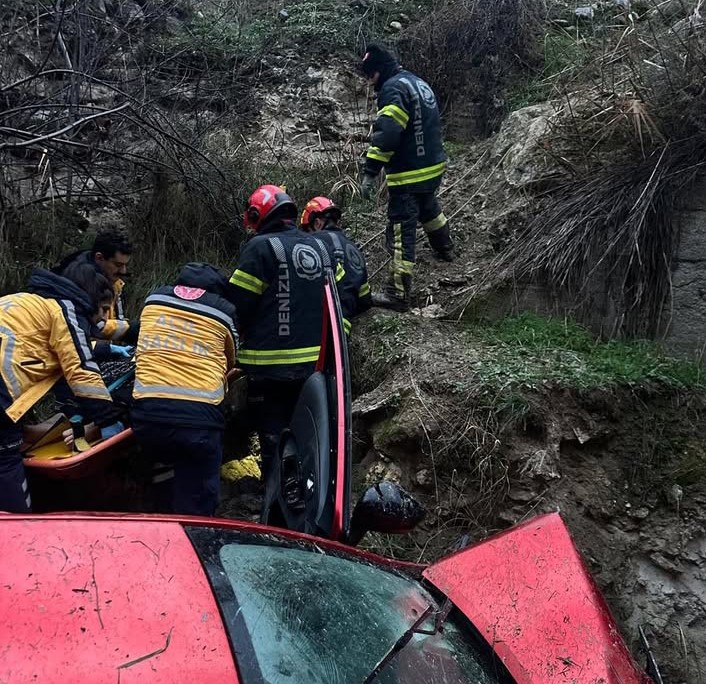 Uçuruma yuvarlanan araçta bulunan 2’si çocuk 5 kişi yaralandı
Uçuruma yuvarlanan araçta bulunan 2’si çocuk 5 kişi yaralandı