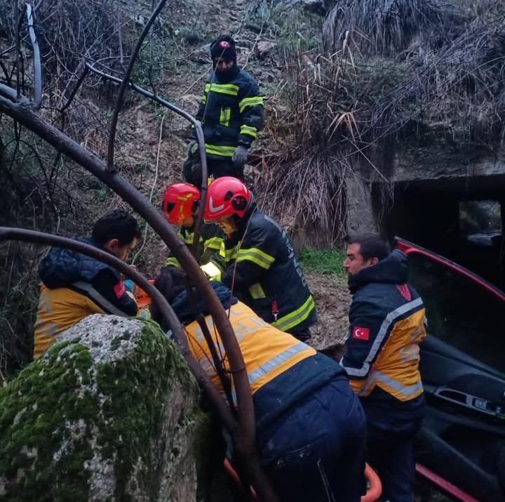 Uçuruma yuvarlanan araçta bulunan 2’si çocuk 5 kişi yaralandı
Uçuruma yuvarlanan araçta bulunan 2’si çocuk 5 kişi yaralandı