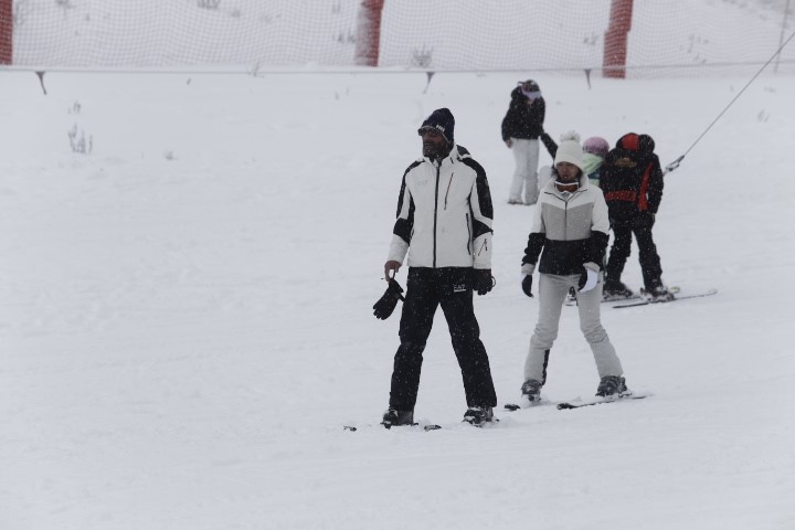 Uludağ’da kar kalınlığı 76 santimetreye ulaştı, pistler doldu taştı
Uludağ’da kar kalınlığı 76 santimetreye ulaştı, pistler doldu taştı
