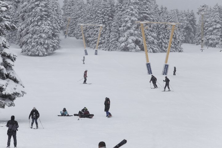 Uludağ’da kar kalınlığı 76 santimetreye ulaştı, pistler doldu taştı
Uludağ’da kar kalınlığı 76 santimetreye ulaştı, pistler doldu taştı