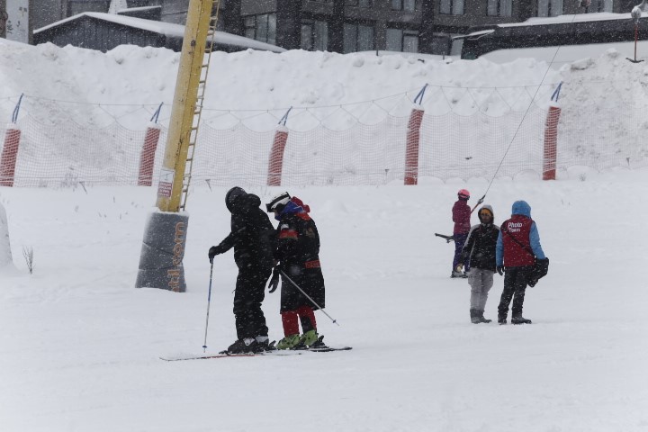 Uludağ’da kar kalınlığı 76 santimetreye ulaştı, pistler doldu taştı
Uludağ’da kar kalınlığı 76 santimetreye ulaştı, pistler doldu taştı