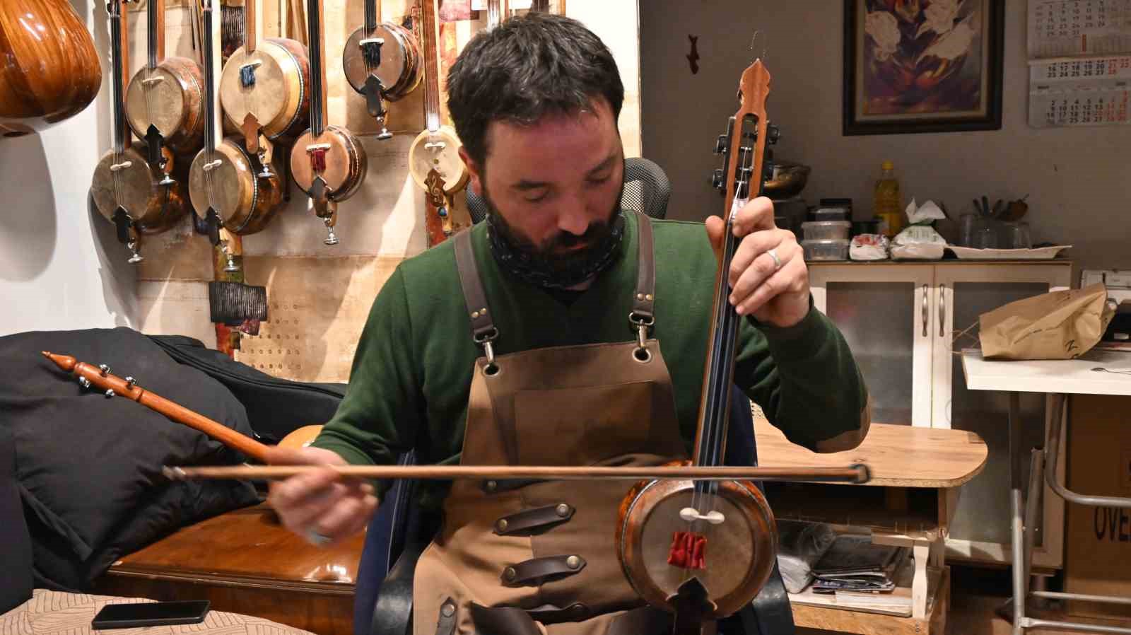 Ustasından devraldı, Cumhurbaşkanlığı Korosuna taşıdı
Ustasından devraldı, Cumhurbaşkanlığı Korosuna taşıdı