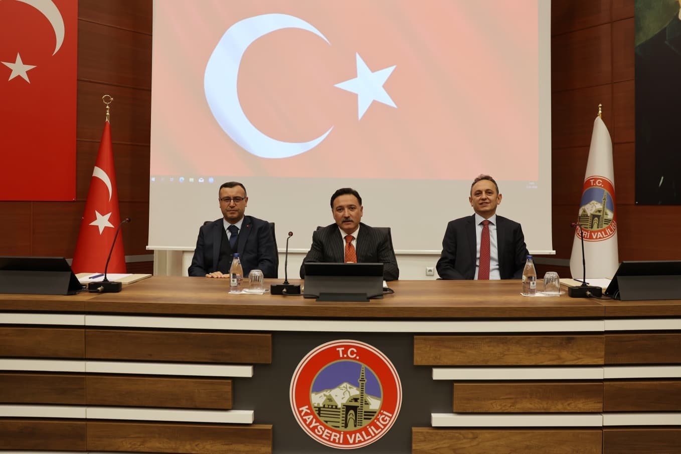 Vali Çiçek, hakim ve savcı yardımcılarıyla bir araya geldi
