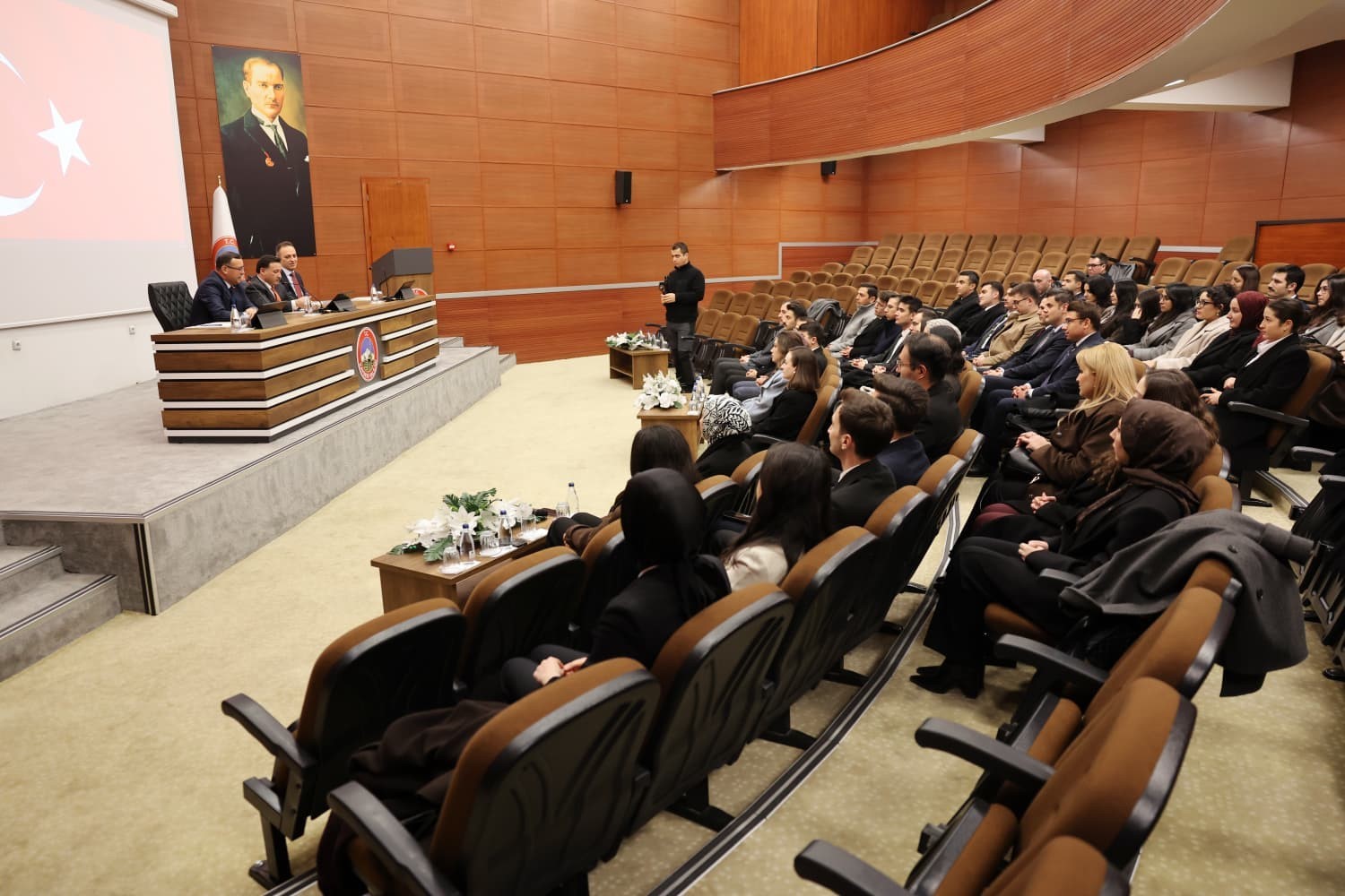 Vali Çiçek, hakim ve savcı yardımcılarıyla bir araya geldi
