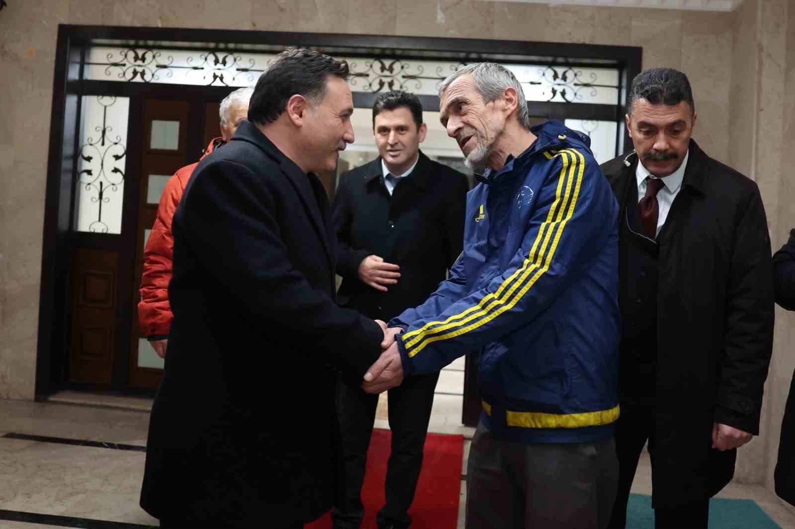 Vali Çiçek’ten ev ziyareti
Vali Çiçek’ten ev ziyareti