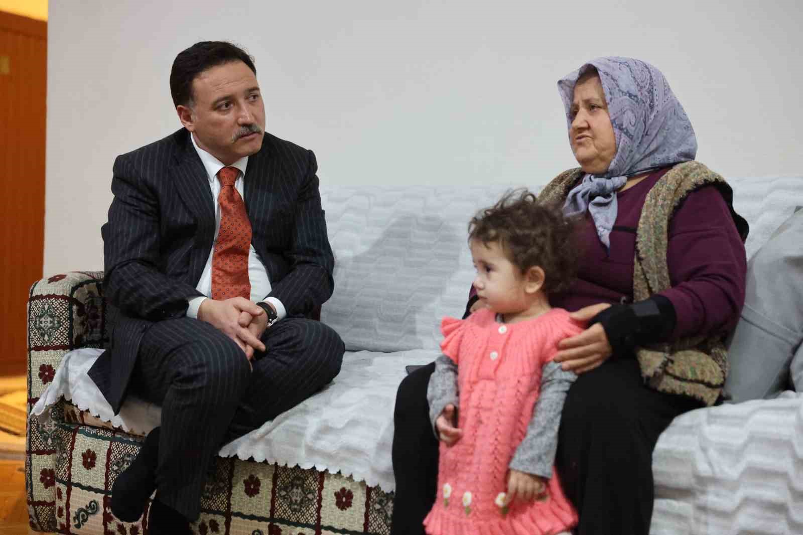 Vali Çiçek’ten ev ziyareti
Vali Çiçek’ten ev ziyareti