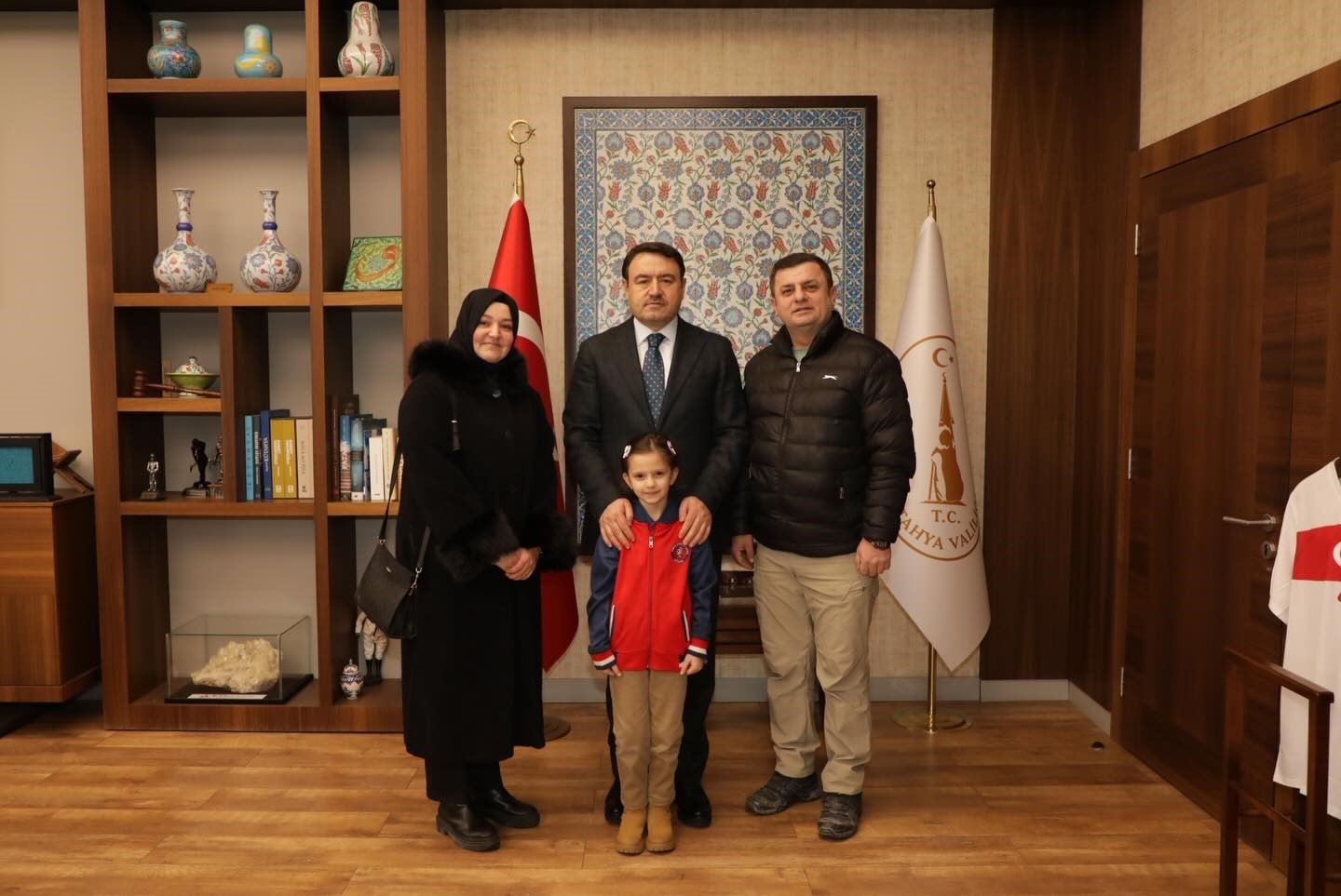 Vali Musa Işın, minik Havva ve ailesini valilik makamında ağırladı
Vali Musa Işın, minik Havva ve ailesini valilik makamında ağırladı