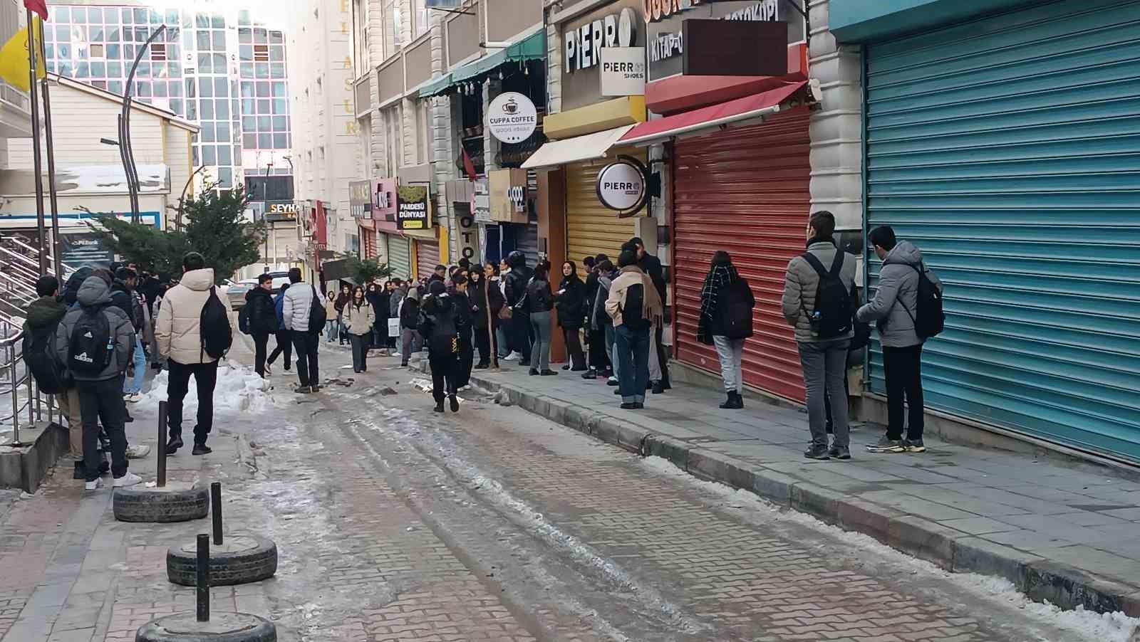 Van’da elektrik kesintisi esnafı mağdur etti
