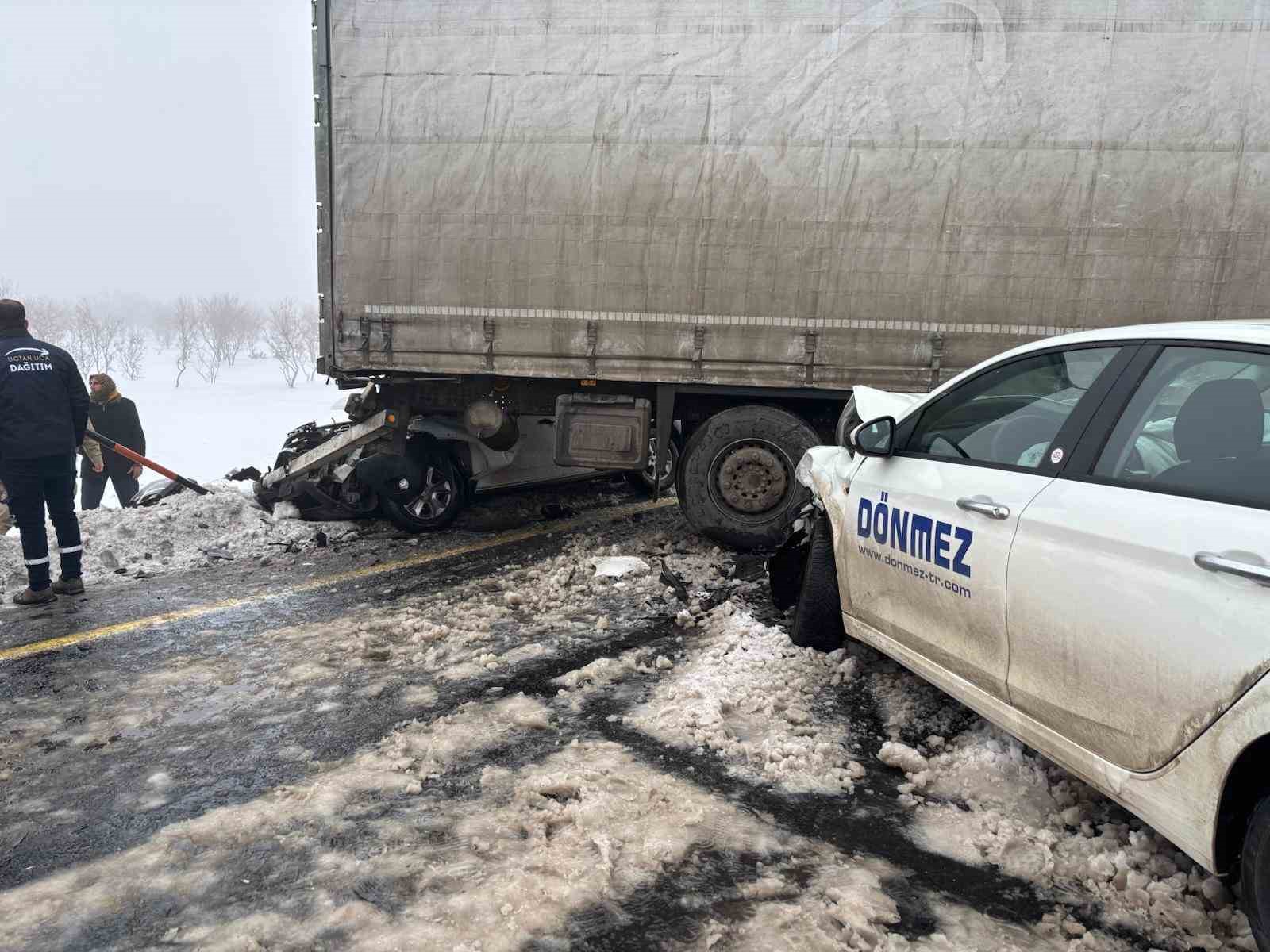 Viranşehir-Diyarbakır yolunda zincirleme kaza: 4 yaralı
