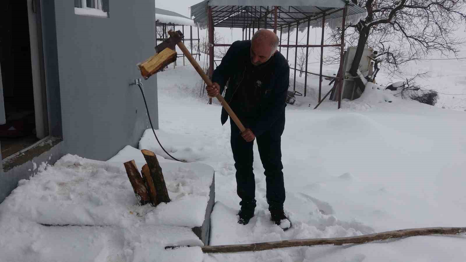 Yaklaşık 2 bin nüfuslu köyde kışın sadece bir aile yaşıyor
Yaklaşık 2 bin nüfuslu köyde kışın sadece bir aile yaşıyor