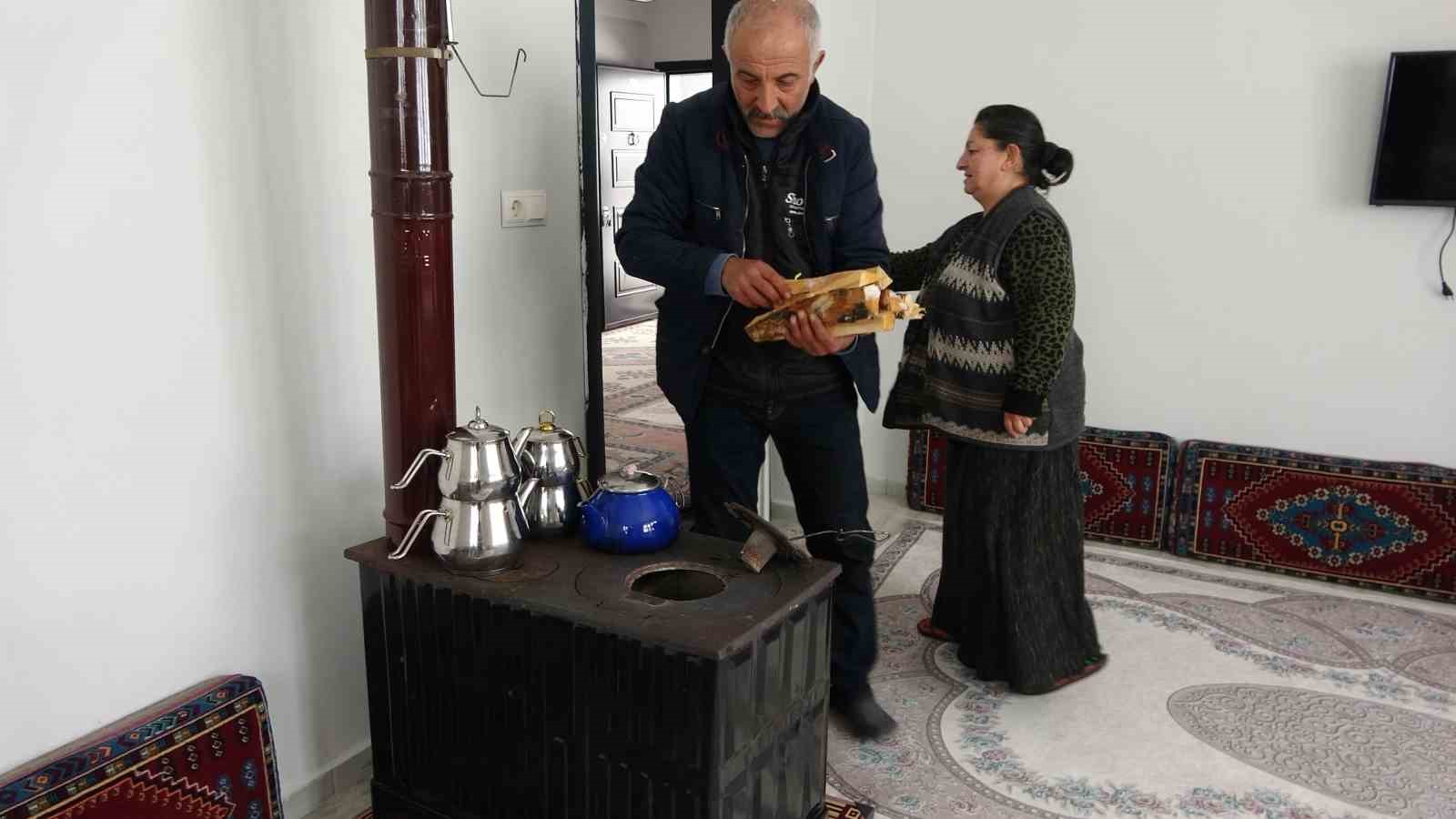 Yaklaşık 2 bin nüfuslu köyde kışın sadece bir aile yaşıyor
Yaklaşık 2 bin nüfuslu köyde kışın sadece bir aile yaşıyor