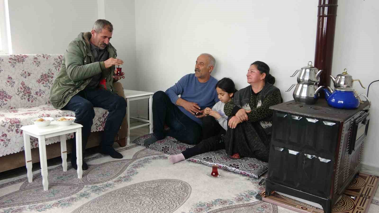 Yaklaşık 2 bin nüfuslu köyde kışın sadece bir aile yaşıyor
Yaklaşık 2 bin nüfuslu köyde kışın sadece bir aile yaşıyor