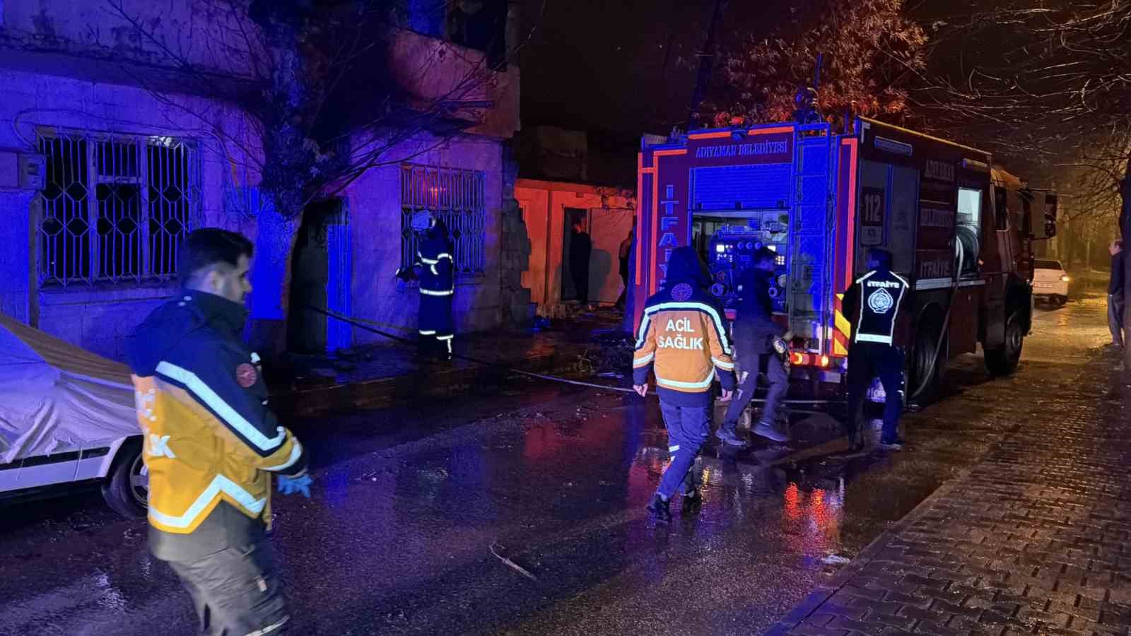 Yalnız yaşayan adamın yaktığı soba, metruk evi alev topuna çevirdi
Yalnız yaşayan adamın yaktığı soba, metruk evi alev topuna çevirdi