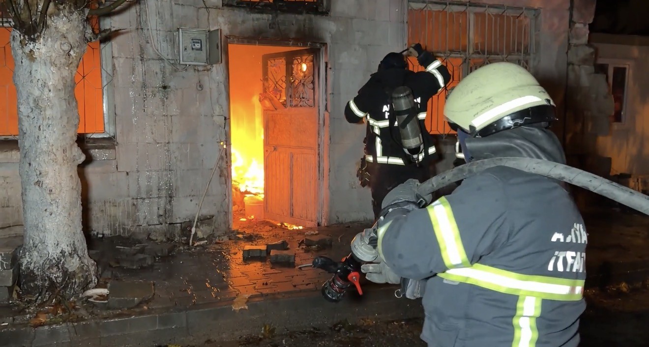 Yalnız yaşayan adamın yaktığı soba, metruk evi alev topuna çevirdi
Yalnız yaşayan adamın yaktığı soba, metruk evi alev topuna çevirdi