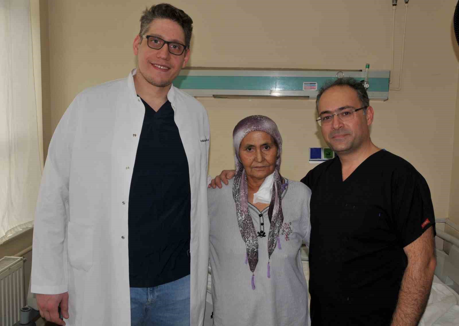 Yemek borusu kanseri olan hastaya cerrahi operasyonla yeni yemek borusu yapıldı
Yemek borusu kanseri olan hastaya cerrahi operasyonla yeni yemek borusu yapıldı