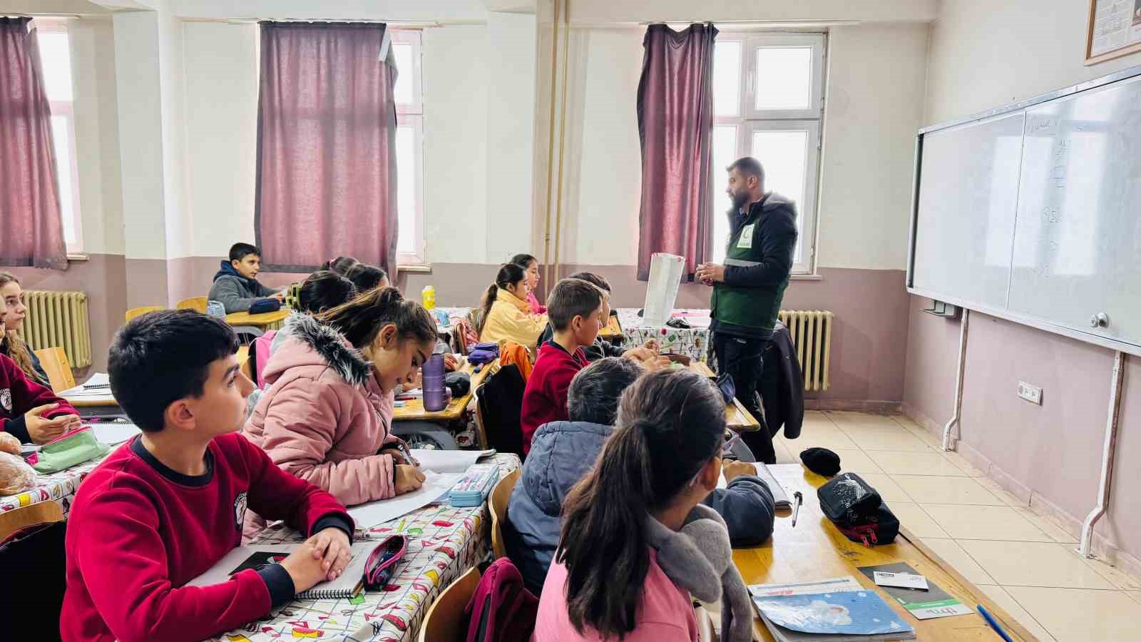 Yeşilay’dan öğrencilere bağımlılıkla mücadele eğitimi
Yeşilay’dan öğrencilere bağımlılıkla mücadele eğitimi