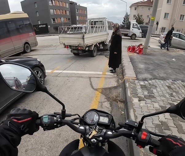 Yoğun trafikte karşıya geçemeyen yaşlı kadının imdadına duyarlı sürücü yetişti
Yoğun trafikte karşıya geçemeyen yaşlı kadının imdadına duyarlı sürücü yetişti