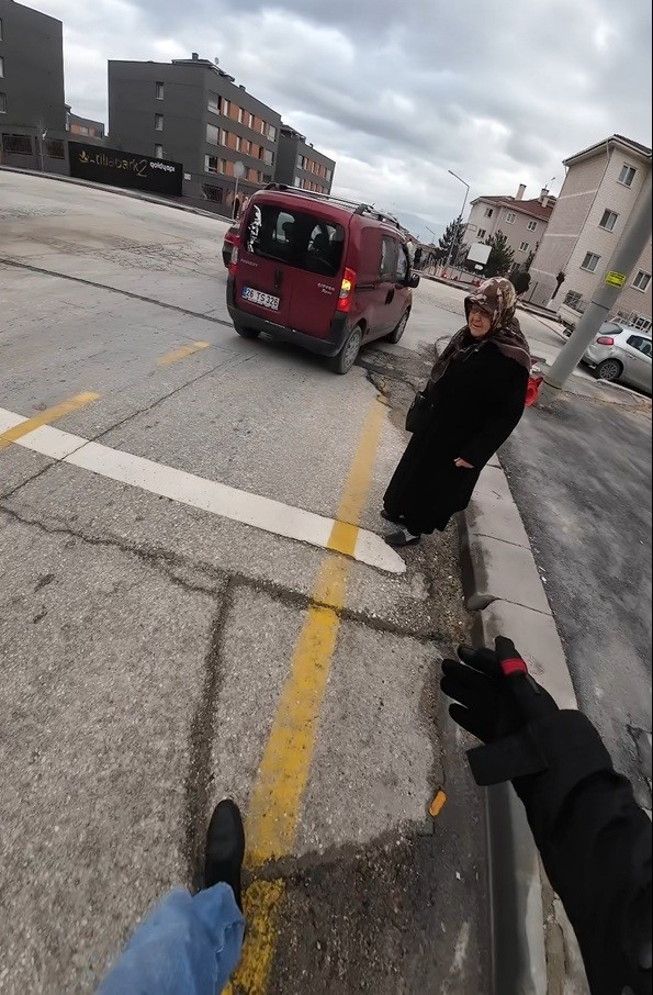 Yoğun trafikte karşıya geçemeyen yaşlı kadının imdadına duyarlı sürücü yetişti
Yoğun trafikte karşıya geçemeyen yaşlı kadının imdadına duyarlı sürücü yetişti