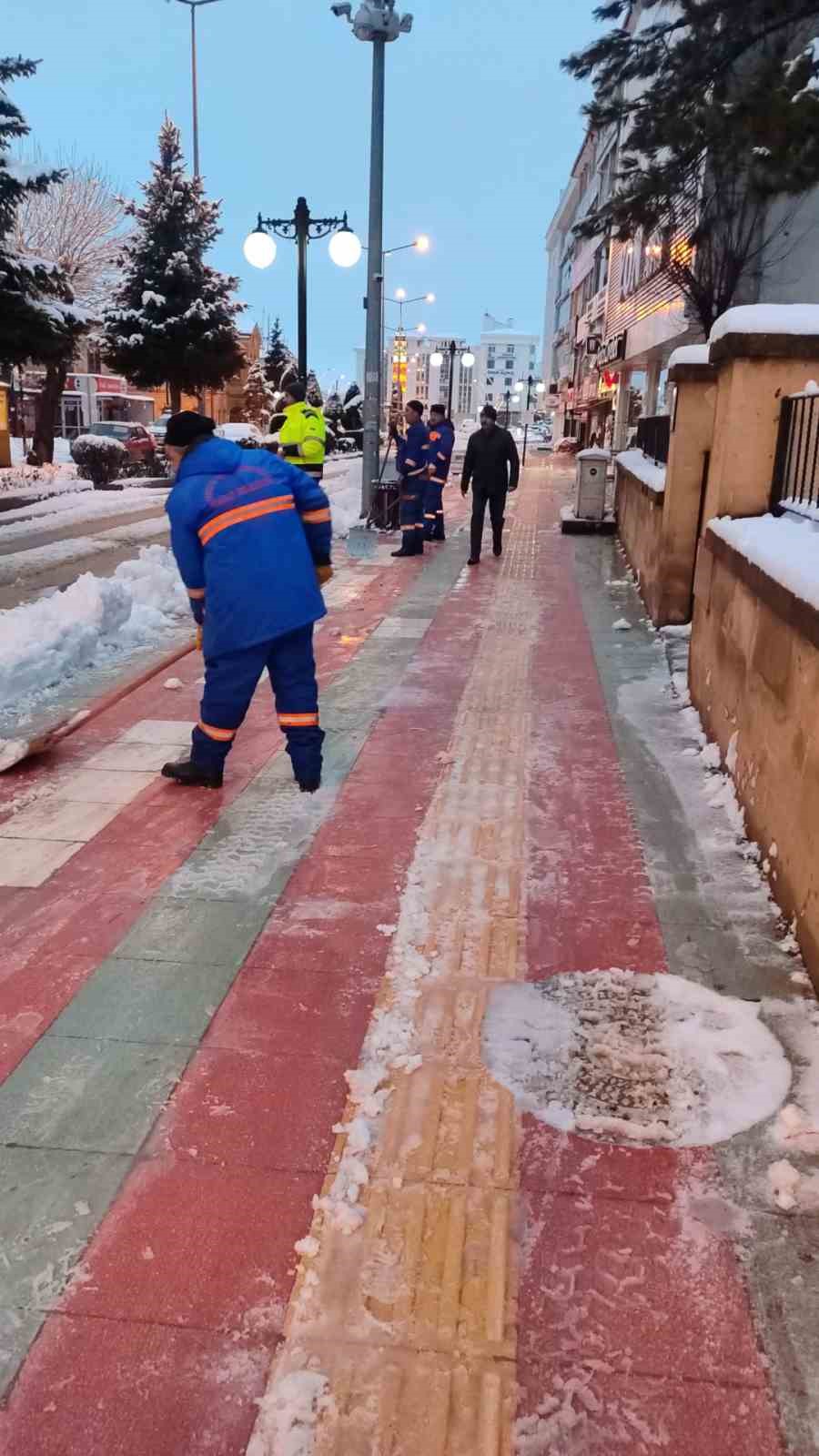 Yozgat beyaza büründü, belediye ekipleri harekete geçti
Yozgat beyaza büründü, belediye ekipleri harekete geçti