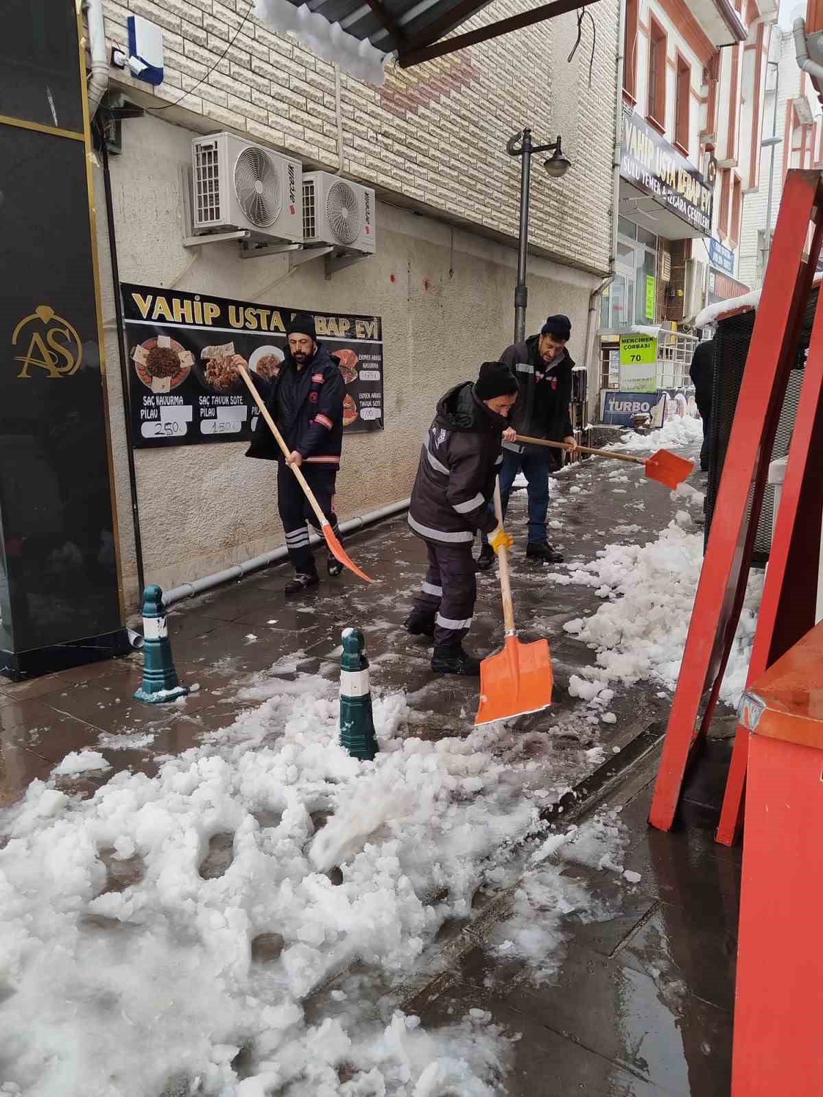 Yozgat beyaza büründü, belediye ekipleri harekete geçti
Yozgat beyaza büründü, belediye ekipleri harekete geçti