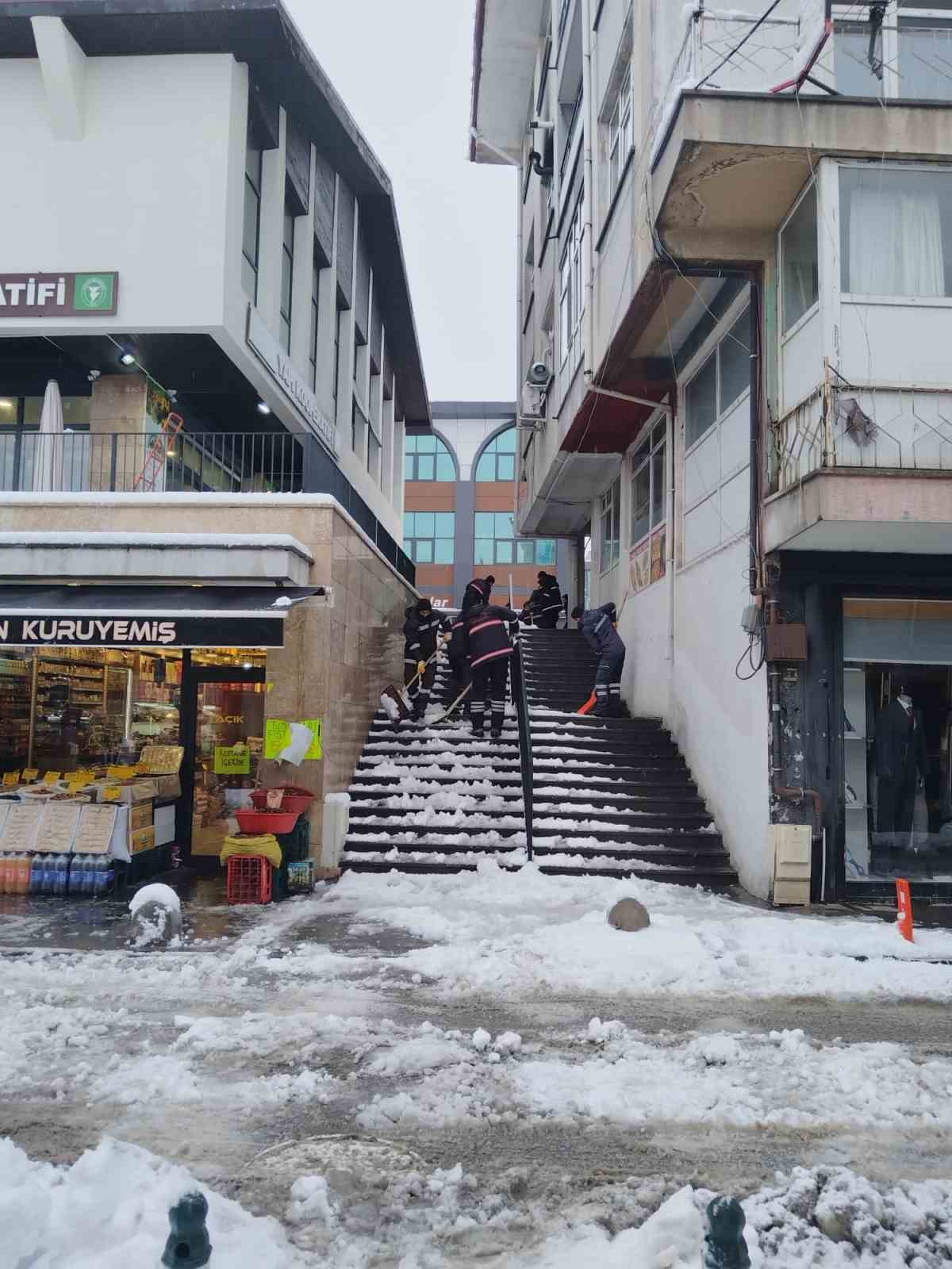 Yozgat beyaza büründü, belediye ekipleri harekete geçti
Yozgat beyaza büründü, belediye ekipleri harekete geçti