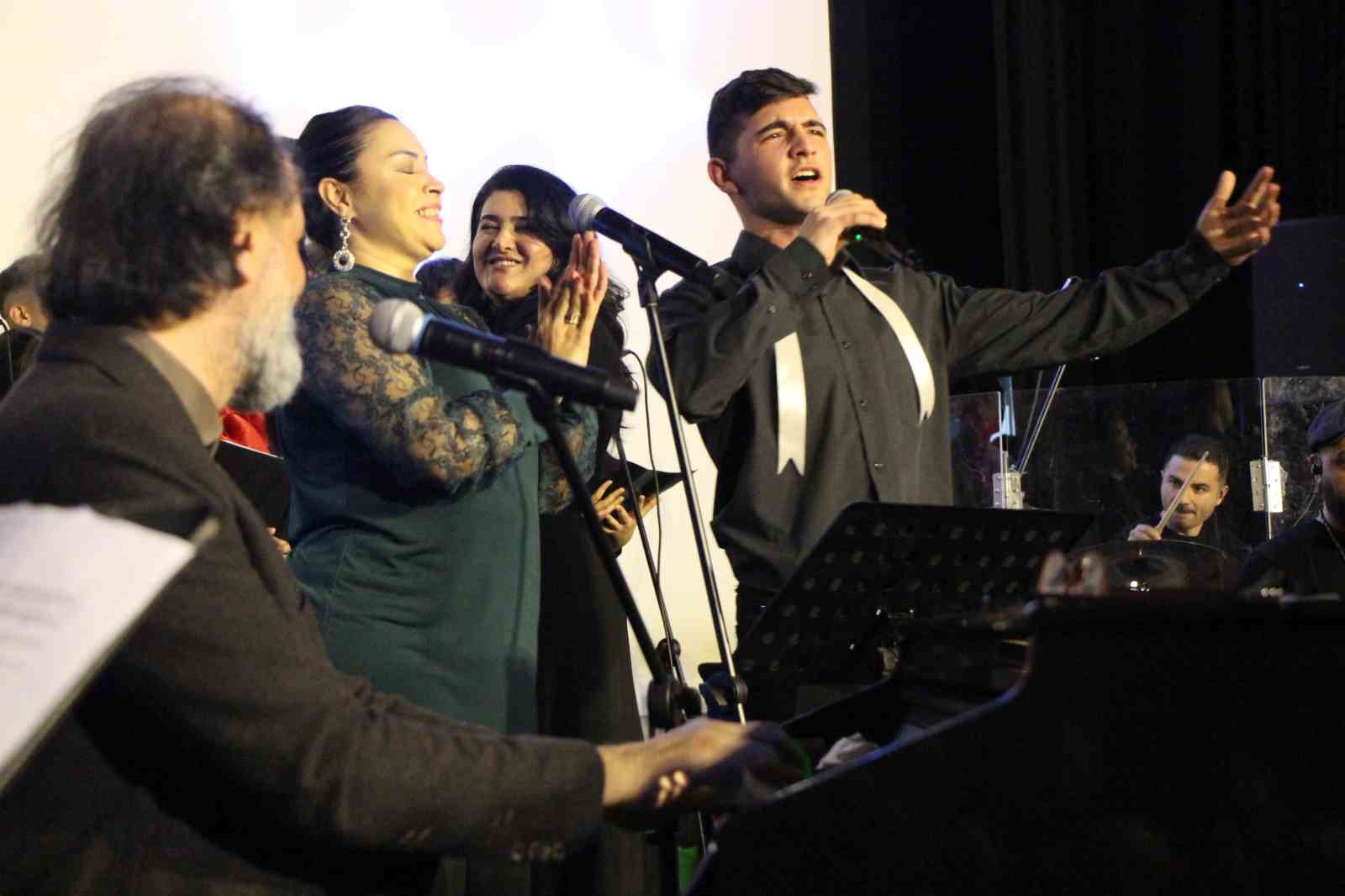 Yücel Arzen Hacıoğulları Amasya’da öğrencilerle sahne aldı
