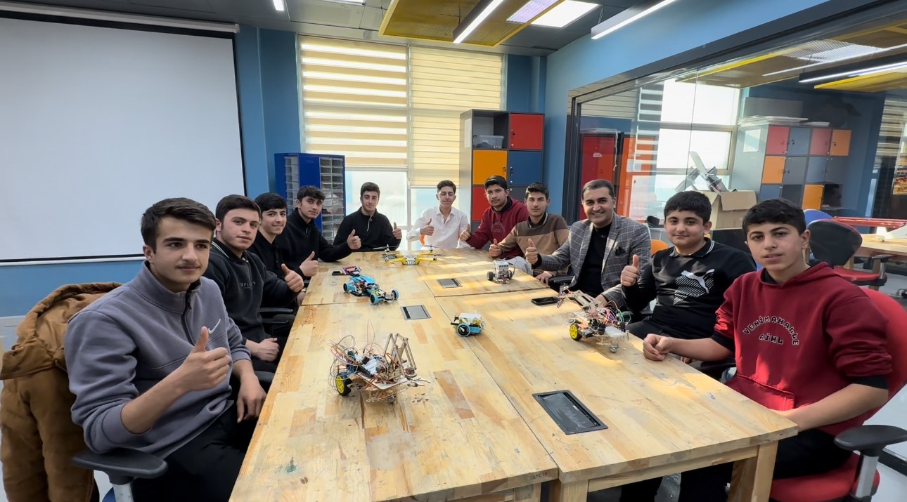 Yüksekova’da ilk robotik takımı ’Bezoar’ İstanbul yolcusu
Yüksekova’da ilk robotik takımı ’Bezoar’ İstanbul yolcusu