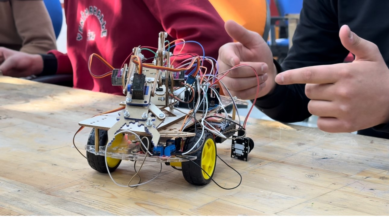 Yüksekova’da ilk robotik takımı ’Bezoar’ İstanbul yolcusu
Yüksekova’da ilk robotik takımı ’Bezoar’ İstanbul yolcusu